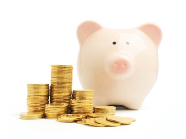 Hesap makinesi kullanan kadın merkez ofiste finansman yapıyor.