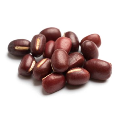 Beyaz arkaplanda kırmızı fasulye izole edildi