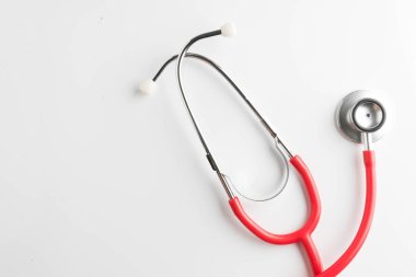 steteskop beyaz arkaplanda izole edildi