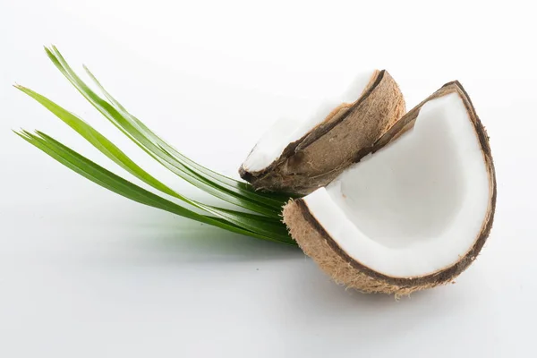 Noci Cocco Con Foglie Isolate Sullo Sfondo Bianco — Foto Stock