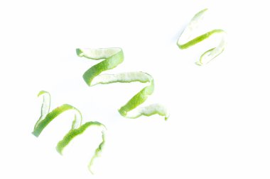 beyaz zemin üzerine yeşil limon twist