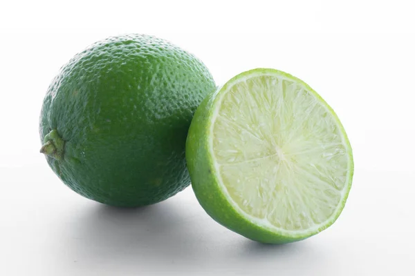Lime Frukt Med Ett Halvt Isolerad Vit Bakgrund — Stockfoto
