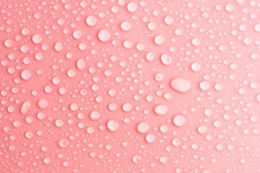 Pembe Arkaplanda Su Damlaları