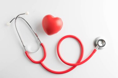 Kırmızı kalp ve beyaz arka plan üzerinde izole bir stetoskop