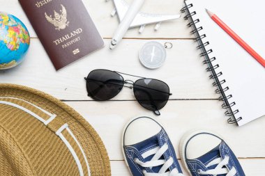 gezi aksesuarları öğeler seyahat kavramı ahşap arka plan seyahat