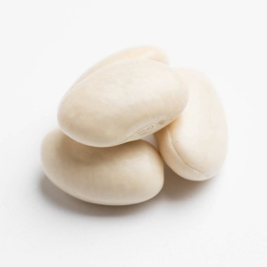 Beyaz arkaplanda izole edilmiş beyaz fasulye yığını