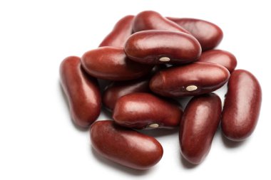 Beyaz arkaplanda kırmızı fasulye izole edildi