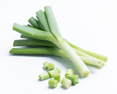 Beyaz arka plan üzerinde izole genç-yeşil sarımsak