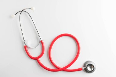 steteskop beyaz arkaplanda izole edildi