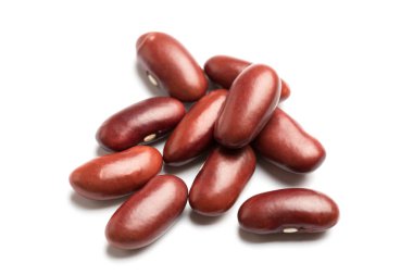 Beyaz arkaplanda kırmızı fasulye izole edildi
