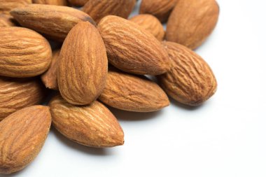 Beyaz arka plan üzerinde izole badem closeup