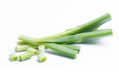 Beyaz arka plan üzerinde izole genç-yeşil sarımsak