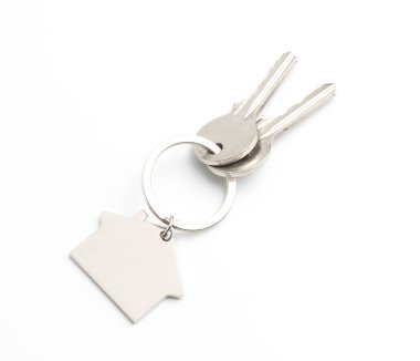 Beyaz arka plan üzerinde izole evin anahtarı