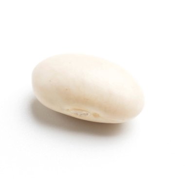 Beyaz arkaplanda izole edilmiş beyaz fasulye yığını