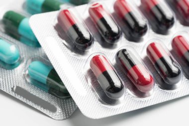 seçici odak antibiyotik kapsül hap üzerinde kopya alanı uyuşturucu ile arka plan bulanıklık