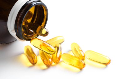 Balık yağı kapsül şişe beyaz arka plan ve tıp kavramı