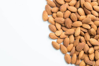 Beyaz arka plan üzerinde izole badem closeup