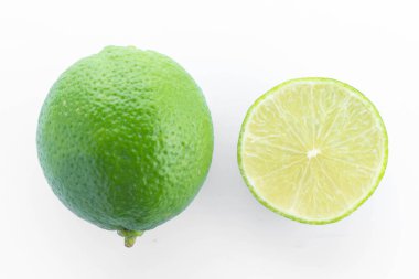 Beyaz arka plan üzerinde izole yarım limon meyve