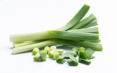 Beyaz arka plan üzerinde izole genç-yeşil sarımsak