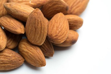 Beyaz arka plan üzerinde izole badem closeup