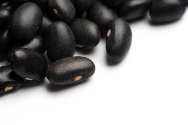 Siyah fasulyeler beyaz arkaplanda izole.