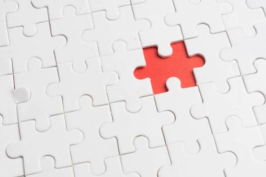 bilmecenin kırmızı zemin üzerine görevi tamamlamak için son parçası koymak