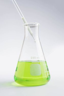 Laboratuvar pipet bırakarak örneği kadar yakın