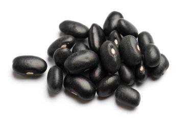 Siyah fasulyeler beyaz arkaplanda izole.