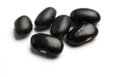 Siyah fasulyeler beyaz arkaplanda izole.