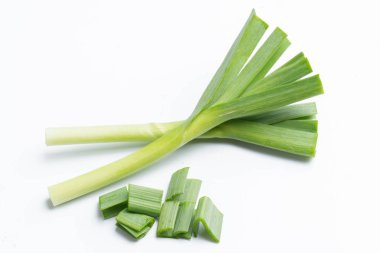 Beyaz arka plan üzerinde izole genç-yeşil sarımsak