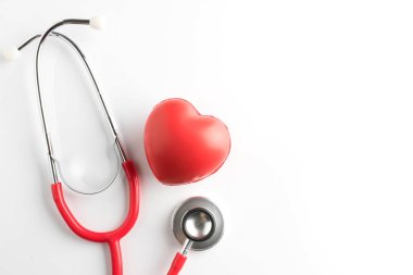 Kırmızı kalp ve beyaz arka plan üzerinde izole bir stetoskop