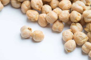 Beyaz arka plan üzerinde üstten görünüm izole nohut