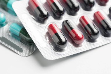 seçici odak antibiyotik kapsül hap üzerinde kopya alanı uyuşturucu ile arka plan bulanıklık