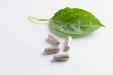 bir şişe beyaz zemin üzerine dışarı dökülmesini ot kapsül