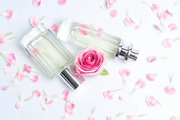 Hermosas Botellas Perfume Rosa Sobre Fondo Blanco — Foto de Stock