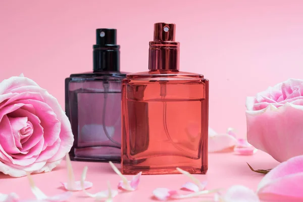 Hermosas Botellas Perfume Sobre Fondo Rosa —  Fotos de Stock