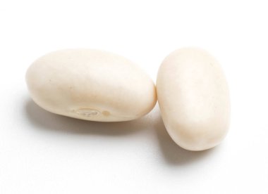 Beyaz arkaplanda izole edilmiş beyaz fasulye yığını