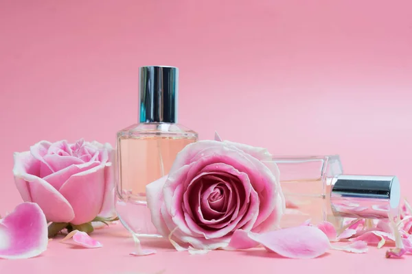 Schöne Parfümflaschen Und Rose Auf Rosa Hintergrund — Stockfoto