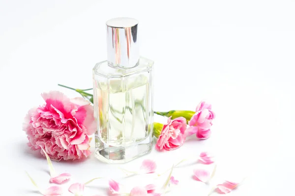 Prachtige Parfumflesjes Roze Anjers Witte Achtergrond — Stockfoto