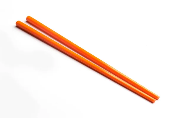 橙色筷子在白色背景下被隔绝 — 图库照片