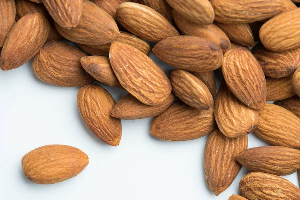 Beyaz arka plan üzerinde izole badem closeup