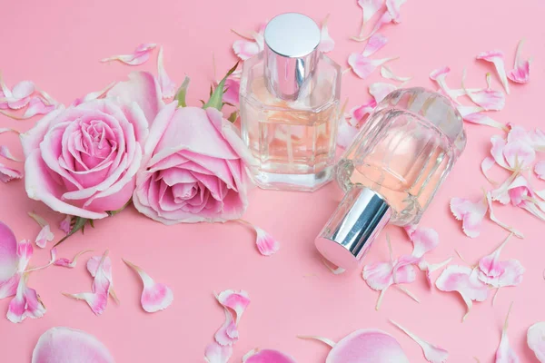 Prachtige Parfumflesjes Roze Achtergrond — Stockfoto
