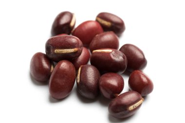 Beyaz arkaplanda kırmızı fasulye izole edildi