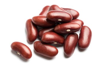 Beyaz arkaplanda kırmızı fasulye izole edildi