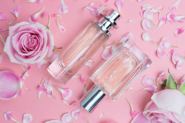 Pembe arka planda güzel parfüm şişeleri
