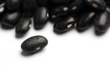 Siyah fasulyeler beyaz arkaplanda izole.