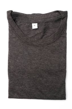 Arka gömlek t-shirt beyaz arka plan üzerinde katlanmış.