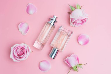 Pembe arka planda güzel parfüm şişeleri
