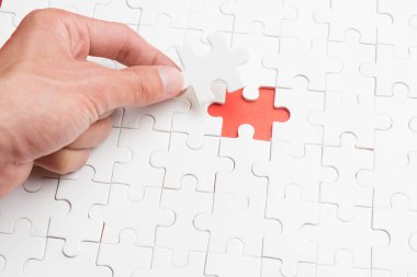 bilmecenin kırmızı zemin üzerine görevi tamamlamak için son parçası koymak