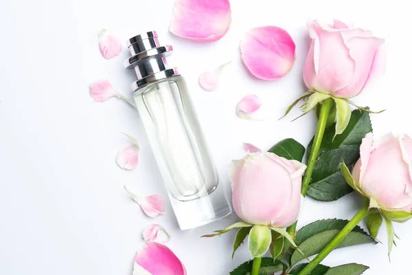 Hermosas Botellas Perfume Rosa Sobre Fondo Blanco — Foto de Stock